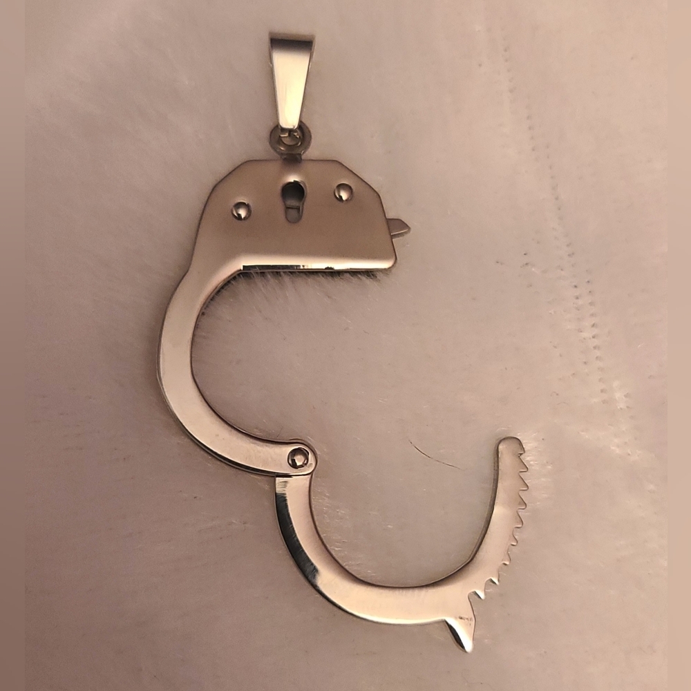 Tiny handcuff pendant - Picture 5 of 8